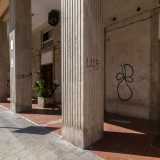 ...� contraddistinto da un atrio a portico con tre massicce colonne